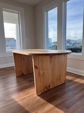 Load image into Gallery viewer, Oval Style Table